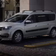 АвтоВАЗ снизил цену на битопливную Lada Vesta CNG до 1,721 млн рублей 2 Лада Ларгус CNG серебристого цвета автомобиль стоящий на улице