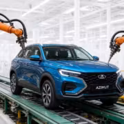 Роботизированные манипуляторы работают с новой Lada Azimut