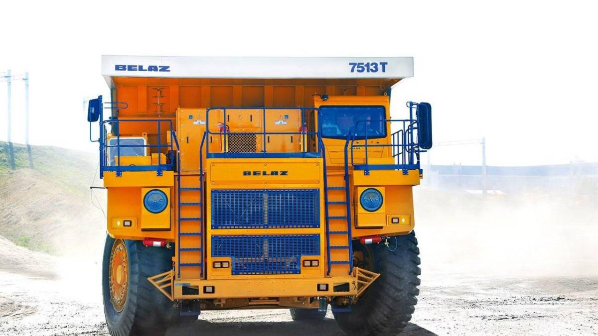 Самосвал БелАЗ 7513Т крупный жёлтый грузовой автомобиль