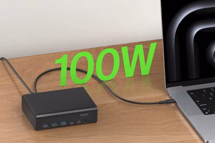 Док-станция Belkin на деревянном столе с кабелем и ноутбуком