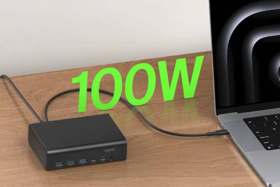 Док-станция Belkin на деревянном столе с кабелем и ноутбуком
