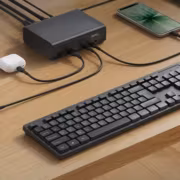 Belkin выпустила 12-в-1 док-станцию с поддержкой двух мониторов 4K 1 Клавиатура и Belkin 12-в-1 док-станция на столе
