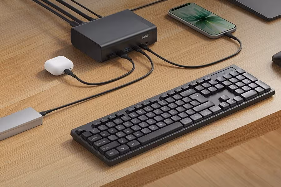 Клавиатура и Belkin 12-в-1 док-станция на столе