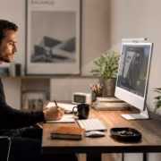 BenQ представила лампы для iMac и двух мониторов без помех для камер 1 Рабочий стол с iMac и лампой BenQ в комнате