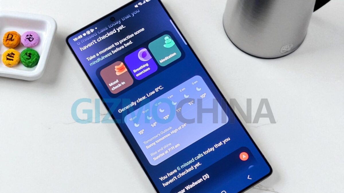 Смартфон Samsung Galaxy S23 с приложением погоды и событиями