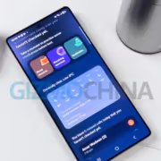 Смартфон Samsung Galaxy S23 с приложением погоды и событиями