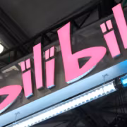Bilibili запустит международное приложение и англоязычную версию сайта 1 Неоновая вывеска Билибили с крупными яркими буквами