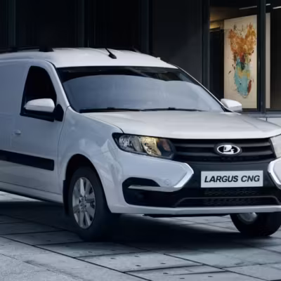 Белый фургон Lada Largus CNG на улице