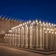 Уличные фонари на площади у стен Лос-Анджелеса в ночи LACMA