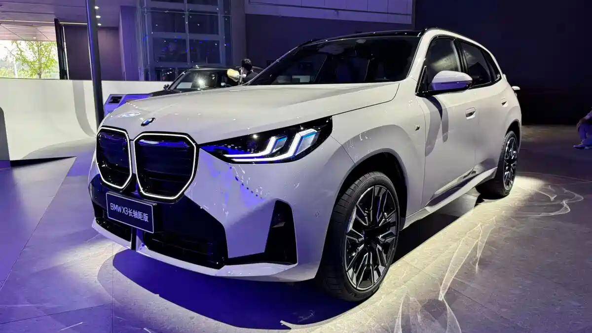 BMW представила X3 2027 с новой решеткой и цветом Dune Grey