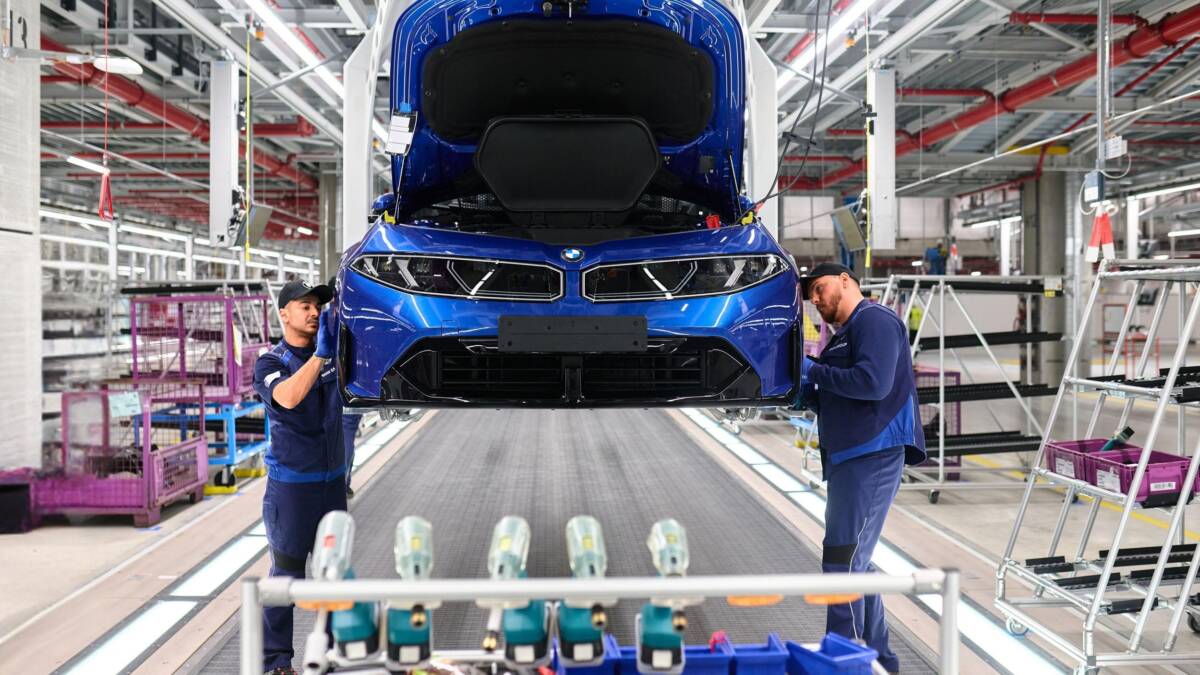 BMW запустила серийное производство электроседана i3 с запасом хода 906 км 3 Работники на сборочной линии с электроседаном BMW i3