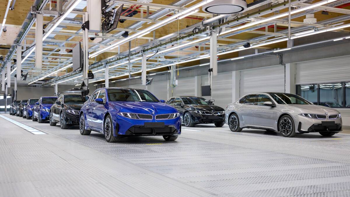 BMW запустила серийное производство электроседана i3 с запасом хода 906 км 2 Автомобили BMW i3 внутри автосалона производство