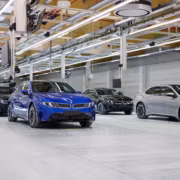Автомобили BMW i3 внутри автосалона производство