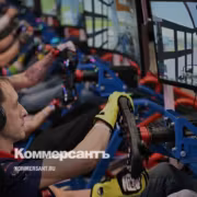 Геймеры за рулём симулятора в кибершоу на Gamescom 2026
