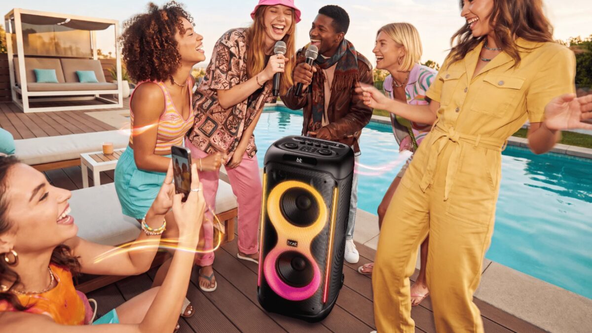 boAt выпустила линейку PartyPal с 300 Вт, караоке-автотюном и DJ-панелью 3 Группа людей поёт и танцует с boAt PartyPal на улице