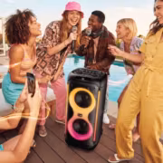 Группа людей поёт и танцует с boAt PartyPal на улице