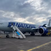 Boeing 777F пролетел почти 17 тысяч километров без посадки — рекорд для грузовой авиации 3 Самолет Boeing 777F на взлетной полосе название рекорд для грузовой авиации