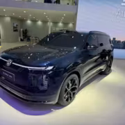 Большой гибридный кроссовер Volkswagen ID. ERA 8X получил запас хода более 1500 км 1 Черный кроссовер Volkswagen ID. ERA 8X на выставке