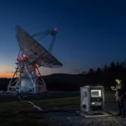 Радиотелескоп Breakthrough Listen и оператор в ночи