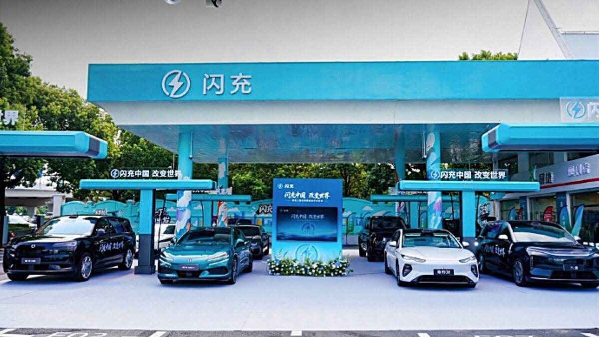 BYD установила 10 000 станций Flash Charging и хочет удвоить сеть к 2026 году 6 Стойки зарядки BYD Flash Charging и электромобили