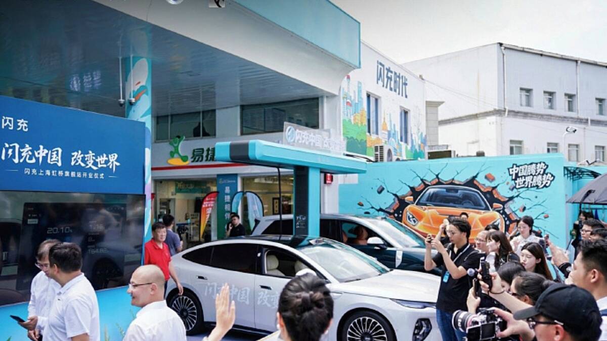 BYD установила 10 000 станций Flash Charging и хочет удвоить сеть к 2026 году 7 люди вокруг электромобиля BYD на выставке