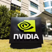 Знак NVIDIA на лацкане офисного здания. NVIDIA logo на табличке у входа