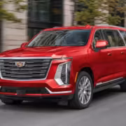 Крупная красная Cadillac Escalade ESV на городской улице