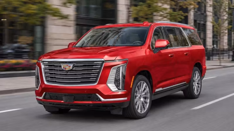 Крупная красная Cadillac Escalade ESV на городской улице