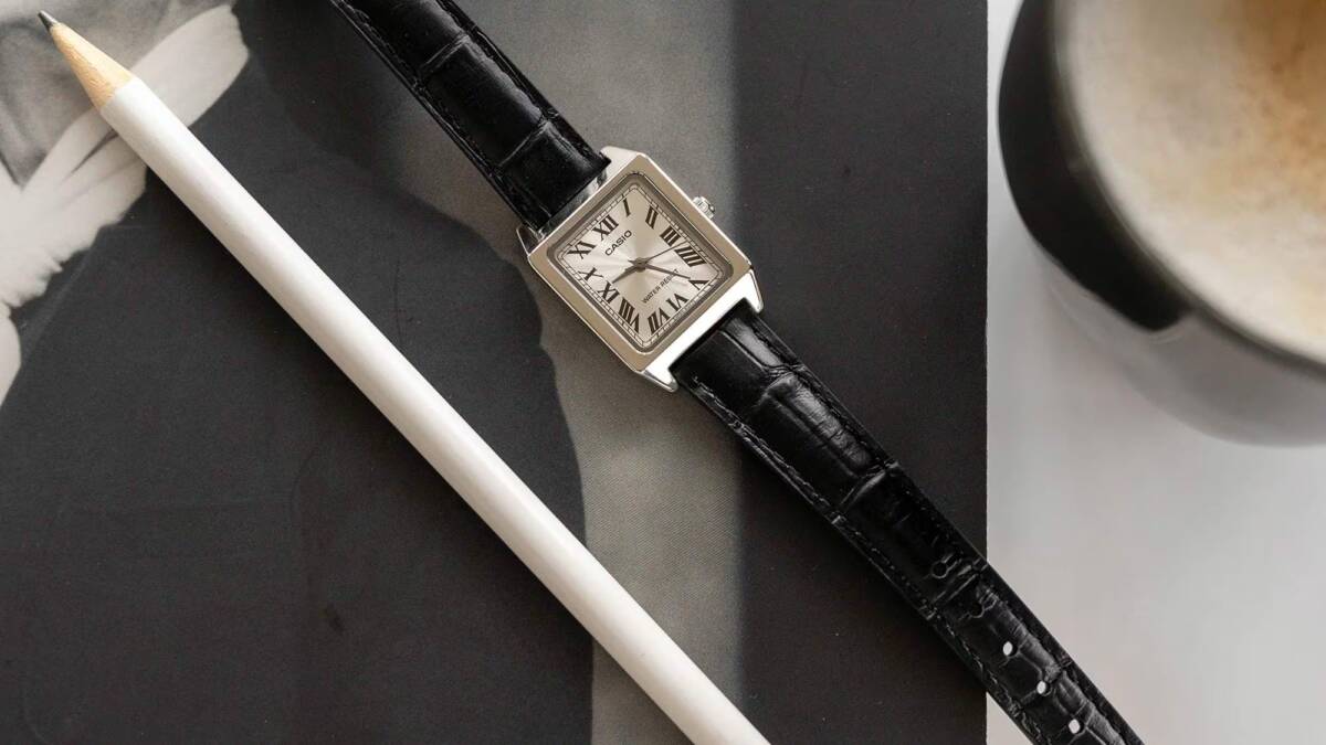 кремовые часы Casio с квадратным циферблатом
