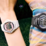 Casio выпустила две Baby-G в духе гранжа 90-х за $80 2 Две женские часы Casio Baby-G разного цвета на запястьях