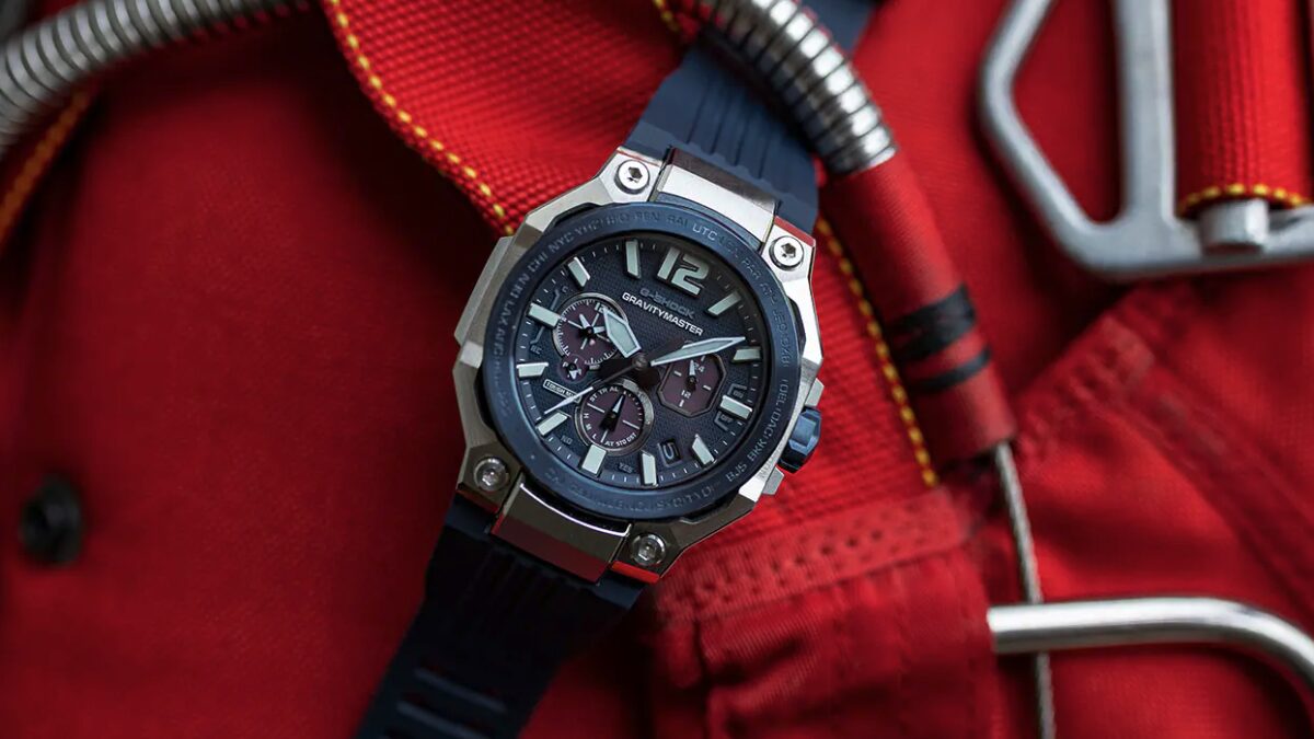 часы G-SHOCK GRAVITYMASTER GWR-B3000 на руке красная одежда