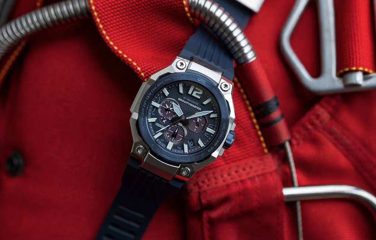 часы G-SHOCK GRAVITYMASTER GWR-B3000 на руке красная одежда