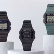 Три цифровых наручных часов Casio с дисплеями и ремешками