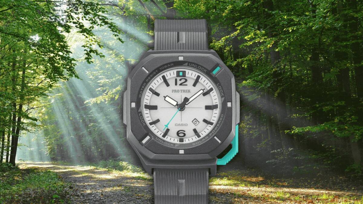 Часы Casio Pro Trek на фоне леса с солнечными лучами