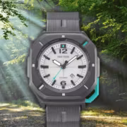 Casio выпустила в США часы Pro Trek с фосфоресцентным циферблатом и карабином 2 Часы Casio Pro Trek на фоне леса с солнечными лучами