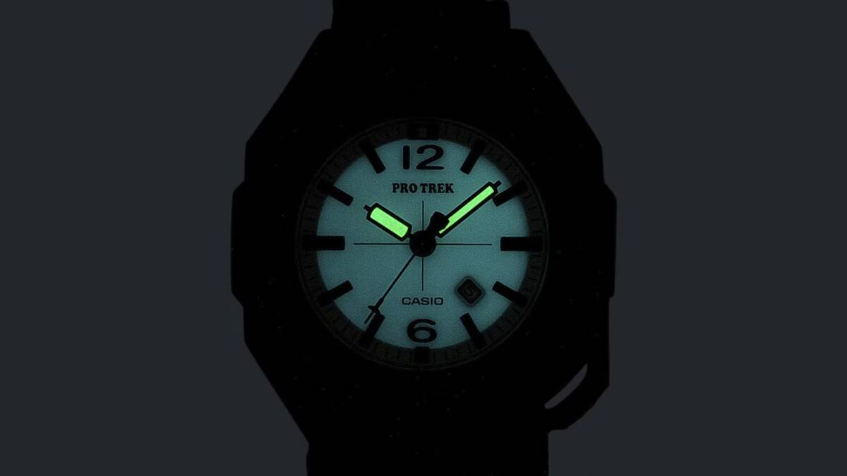 часы Casio Pro Trek с фосфоресцентным циферблатом и карабином