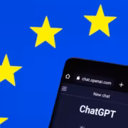 ChatGPT, Reddit и Roblox попали под самые строгие правила ЕС 3 Мобильный телефон с чат-openai.com и ChatGPT на фоне флага Европейского союза