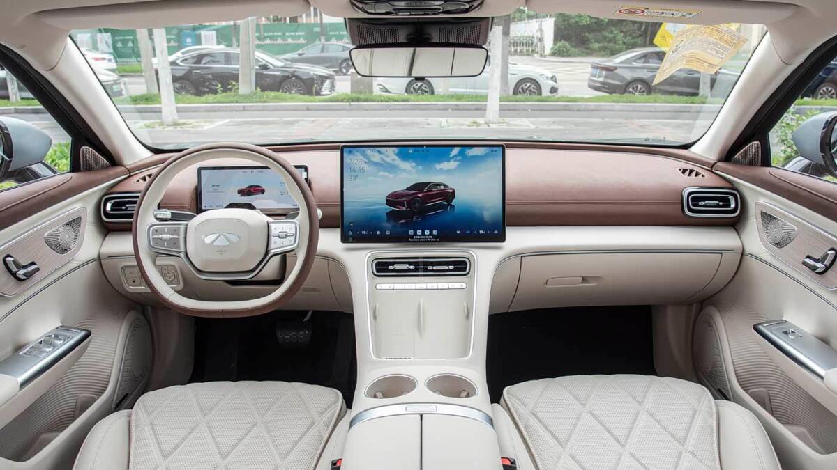 Интерьер автомобиля Chery Fulwin A9L передний салон