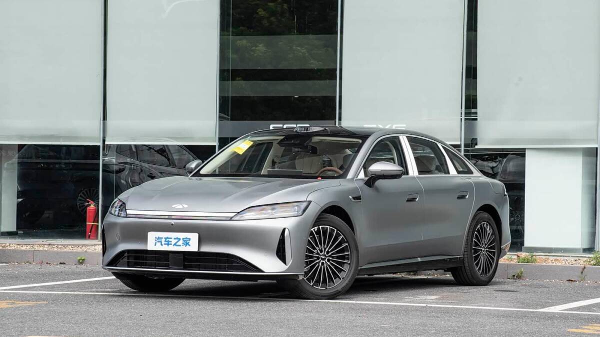 электромобиль Chery Fulwin A9L на парковке