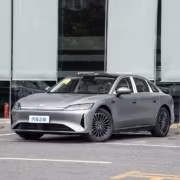 Chery Fulwin A9L вышел на рынок с 639 л.с. и расходом 5,98 л/100 км 1 электромобиль Chery Fulwin A9L на парковке