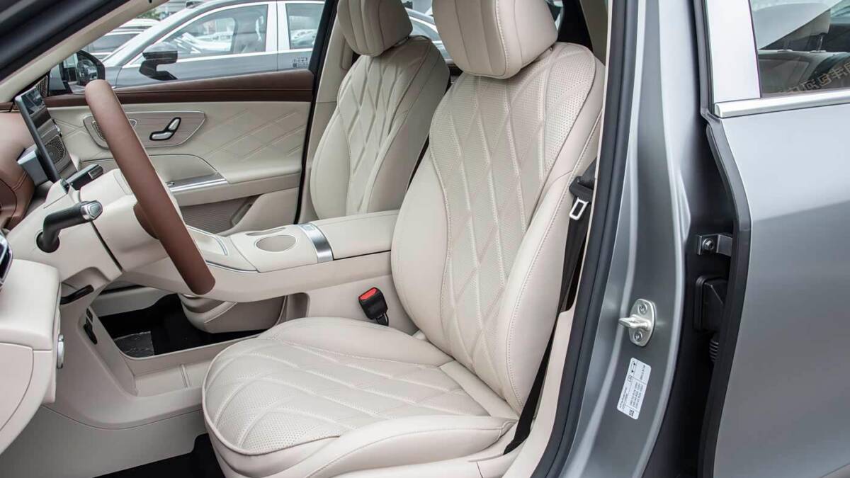 салон автомобиля Chery Fulwin A9L передние сиденья элитная отделка