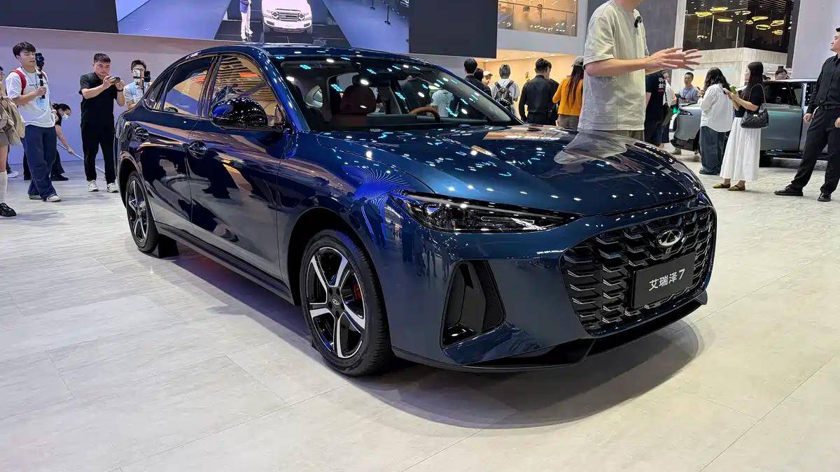 Новый автомобиль Chery Arrizo 7 на выставке