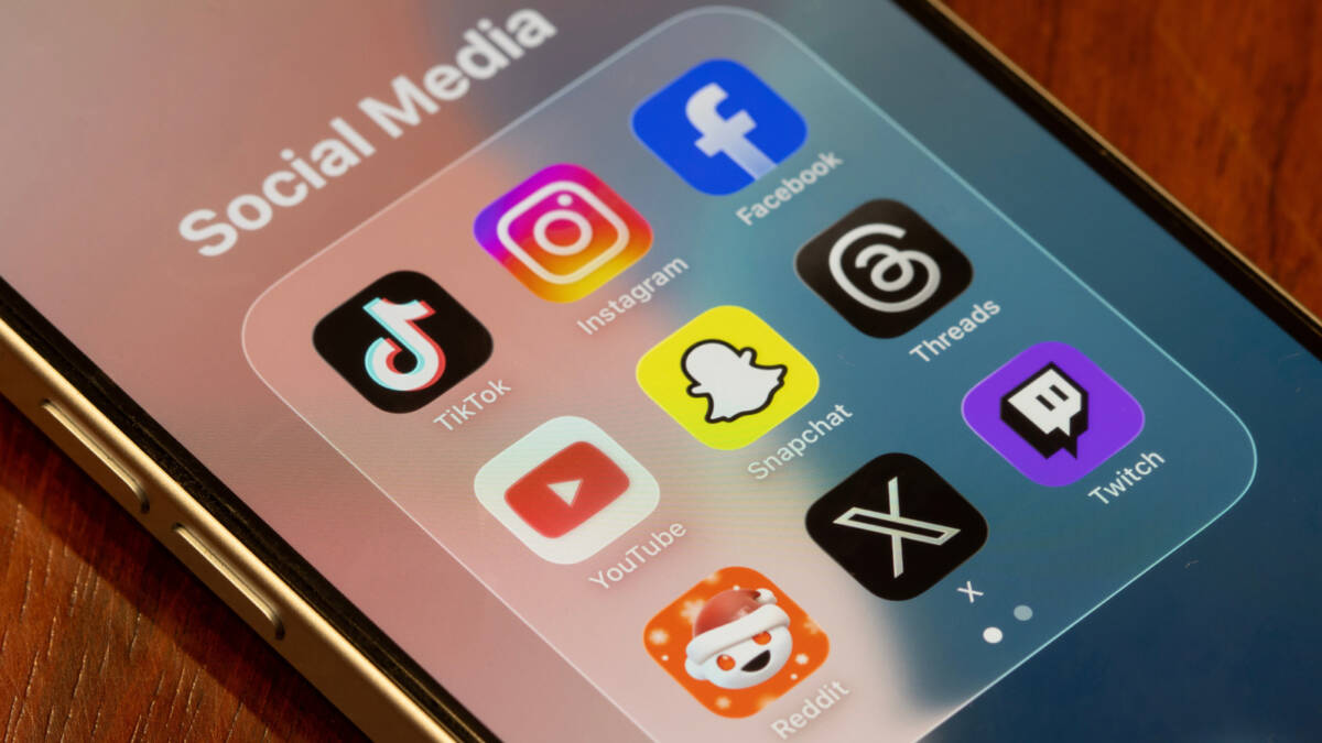 Четыре семьи подали иск к Meta, TikTok, Snap и Google из-за смерти детей 4 Смартфон экран с иконками приложений соцсетей
