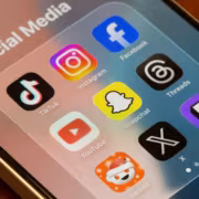 Смартфон экран с иконками приложений соцсетей