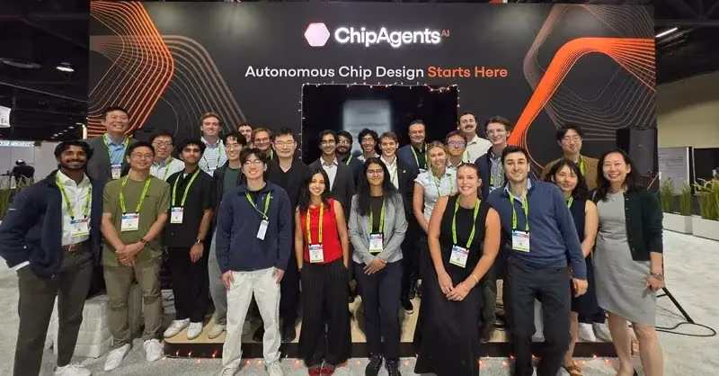 ChipAgents привлекла $60 млн на ИИ-платформу для проектирования чипов 4 Группа людей на выставочной стенде ChipAgents AI с логотипом и слоганом