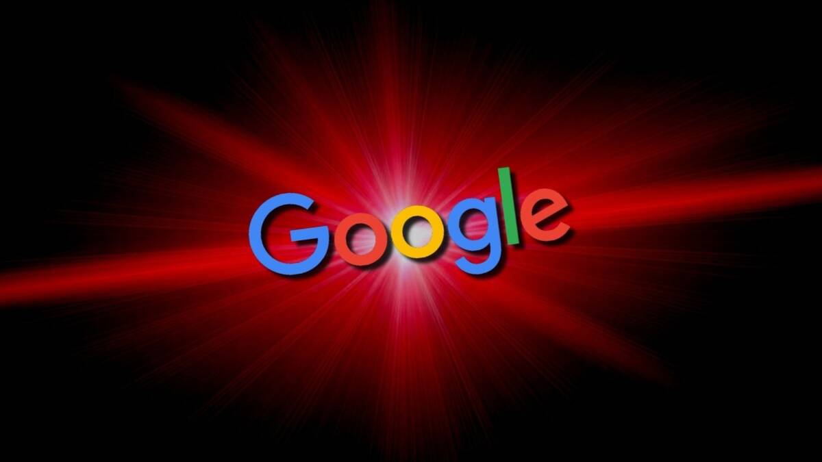 Логотип Google на фоне красных световых лучей