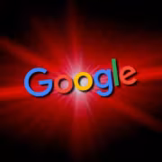 Логотип Google на фоне красных световых лучей