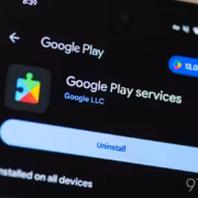 Что нового в августовских обновлениях Google System для Android 2026 1 Экран смартфона с приложением Google Play и кнопкой Uninstall