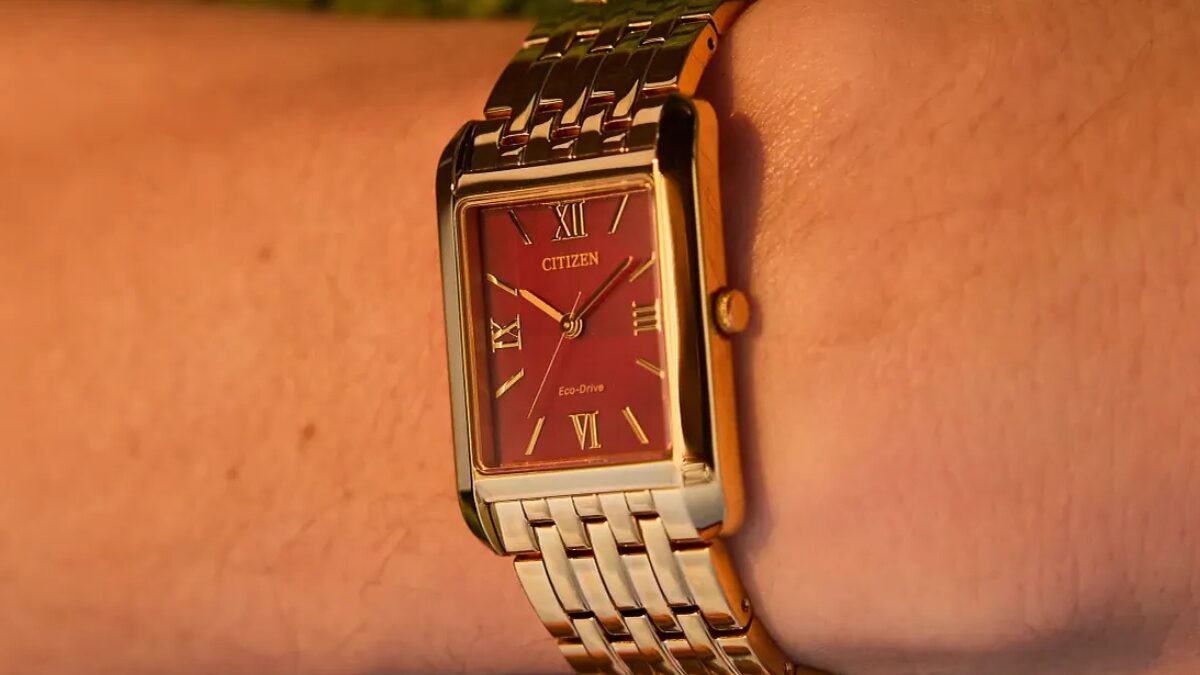 Часы Citizen Addysen Eco-Drive на руке в солнечном свете