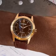 Часы Citizen Eco-Drive Rolan на руке с коричневым ремешком